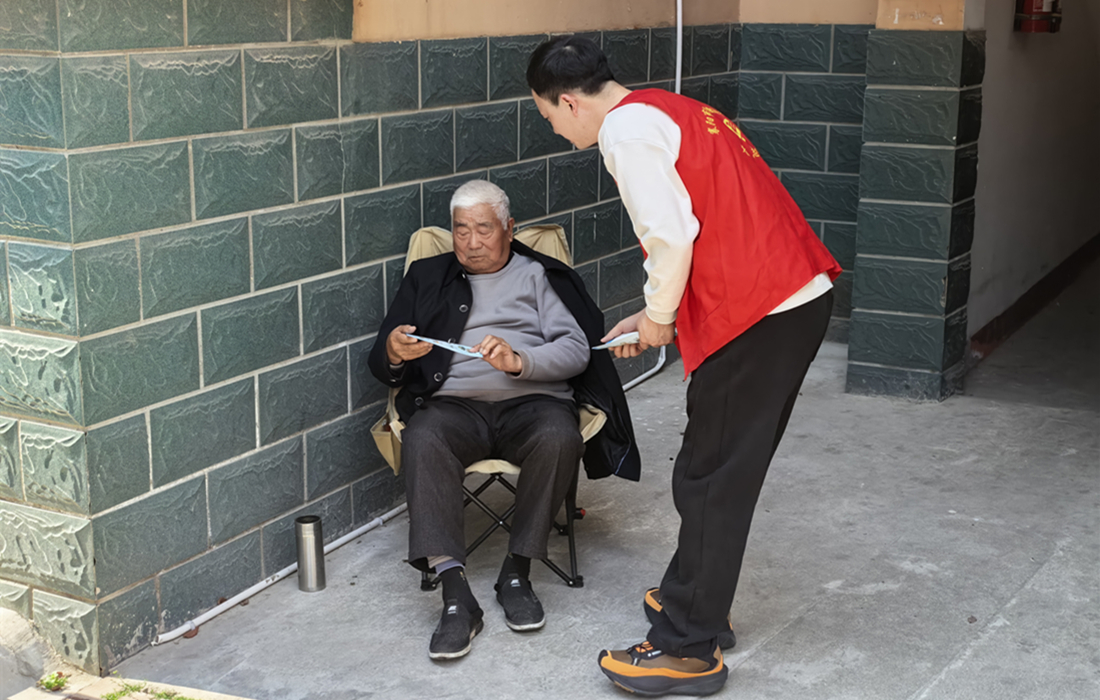 房投公司志愿者为社区居民宣传环保理念 (1).jpg 房投公司志愿者为社区居民宣传环保理念 (1).jpg